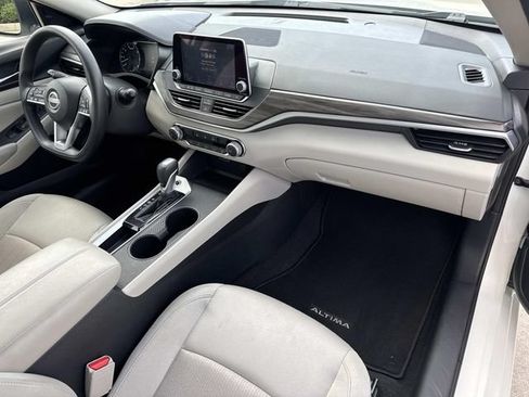 Used 2025 Nissan Altima 2.5 SV FWD image 17