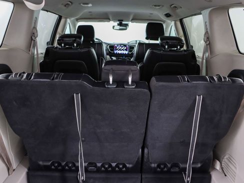 Used 2022 Chrysler Pacifica Touring-L image 31