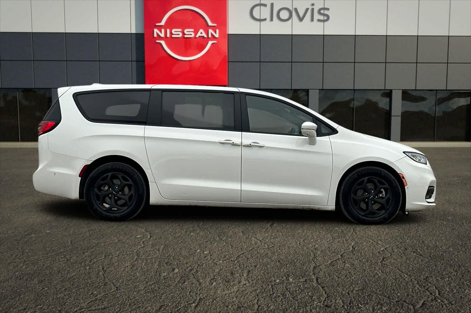 Used 2022 Chrysler Pacifica Limited w/ S Appearance Package FWD image 9