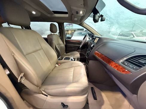 Used 2016 Chrysler Town & Country Touring-L image 23