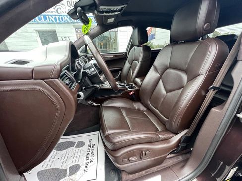 Used 2017 Porsche Macan Turbo AWD/4WD image 11
