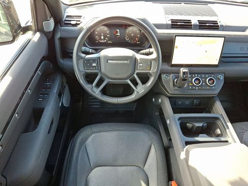 Used 2023 Land Rover Defender 130 X-Dynamic SE image 4
