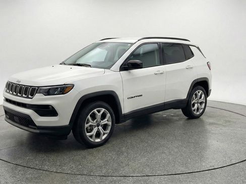 Used 2025 Jeep Compass Latitude AWD/4WD image 3