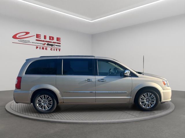 Used 2015 Chrysler Town & Country Touring-L w/ Driver Convenience Group FWD image 10