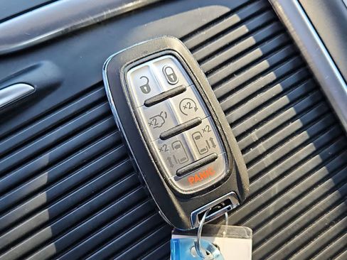 Used 2023 Chrysler Pacifica Touring-L image 36