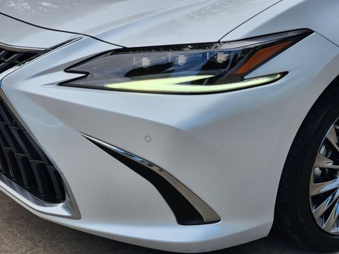 Used 2024 Lexus ES 300h Ultra Luxury w/ Accessory Package (Z2) FWD image 6