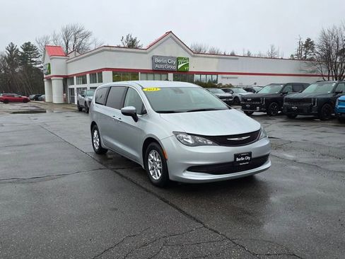 Used 2023 Chrysler Voyager LX FWD image 31