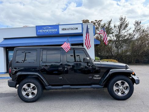 Used 2017 Jeep Wrangler Unlimited Sahara w/ Connectivity Group image 24