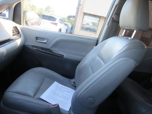 Used 2018 Toyota Sienna XLE FWD image 19
