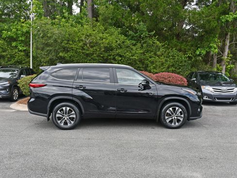 Used 2023 Toyota Highlander XLE AWD/4WD image 5