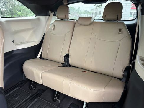 Used 2024 Toyota Sienna XLE FWD image 9