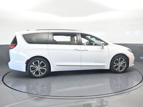 Used 2024 Chrysler Pacifica Pinnacle image 7