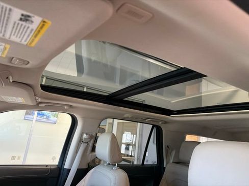 Used 2022 Ford Expedition Max Limited AWD/4WD image 2