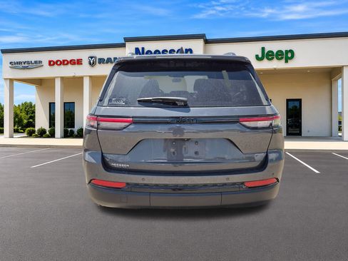 Used 2024 Jeep Grand Cherokee Altitude RWD image 9