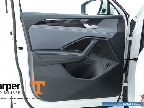 Used 2025 Volkswagen Tiguan SE w/ Panoramic Sunroof Package AWD/4WD image 18