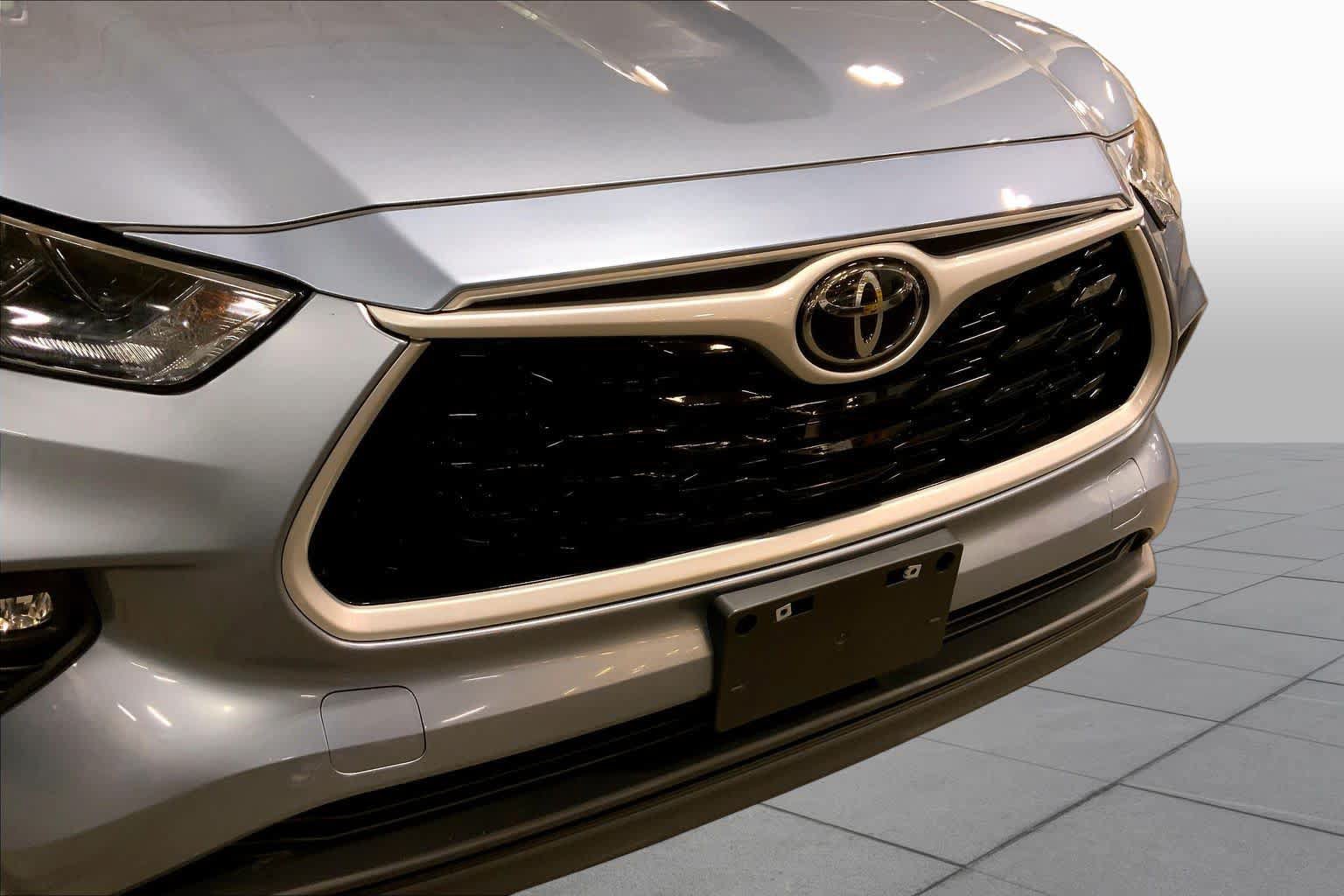 Used 2023 Toyota Highlander XLE AWD/4WD image 30