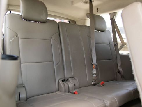 Used 2015 Chevrolet Suburban LT RWD image 26
