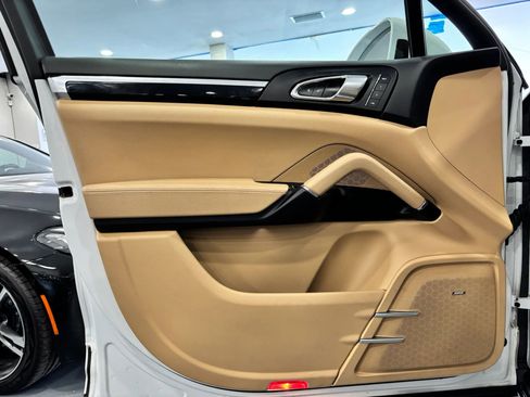 Used 2017 Porsche Cayenne Platinum Edition w/ Premium Package (PJV) image 39