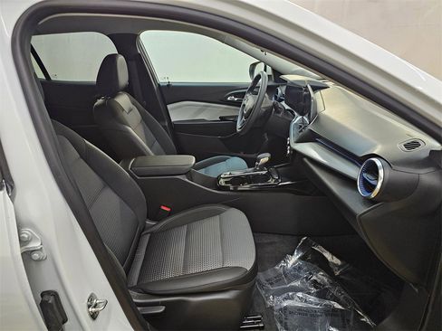 Used 2025 Chevrolet Trax LT image 11