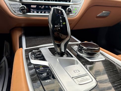 Used 2017 BMW 750i RWD image 23