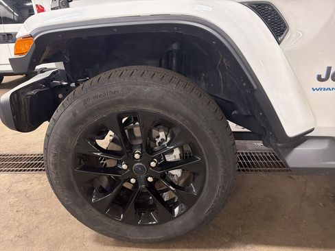 Certified 2025 Jeep Wrangler Unlimited Sahara AWD/4WD image 32