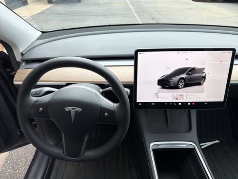 Used 2023 Tesla Model Y Long Range image 4