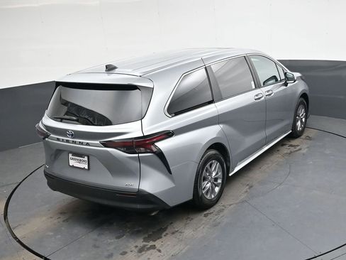 Used 2025 Toyota Sienna XLE image 30