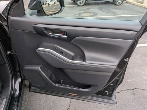 Certified 2023 Toyota Highlander XLE image 28