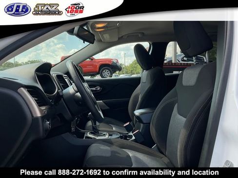 Used 2018 Jeep Cherokee Latitude FWD image 11