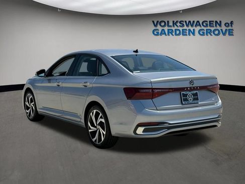Used 2025 Volkswagen Jetta SEL FWD image 5