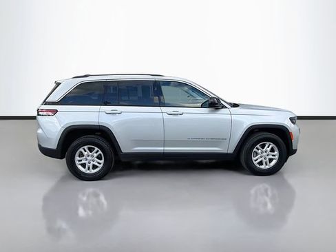 Used 2023 Jeep Grand Cherokee Laredo AWD/4WD image 8