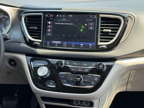 Used 2023 Chrysler Pacifica Touring-L FWD image 13