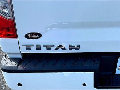 Used 2023 Nissan Titan SV RWD image 9