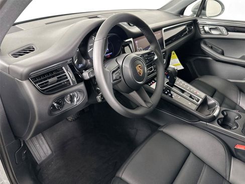 Certified 2026 Porsche Macan AWD/4WD image 4
