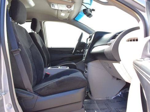 Used 2014 Chrysler Town & Country Touring FWD image 28