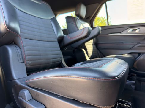 Used 2025 Ford Explorer ST-Line AWD/4WD image 19