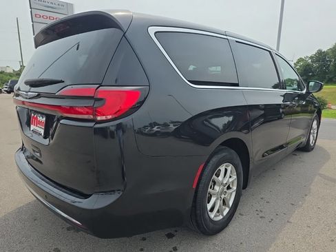 Used 2023 Chrysler Pacifica Touring-L FWD image 5