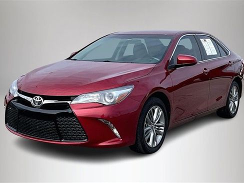 Used 2017 Toyota Camry SE image 2