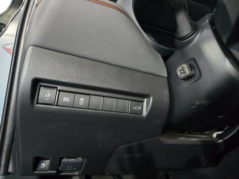 Used 2022 Toyota Venza LE AWD/4WD image 13