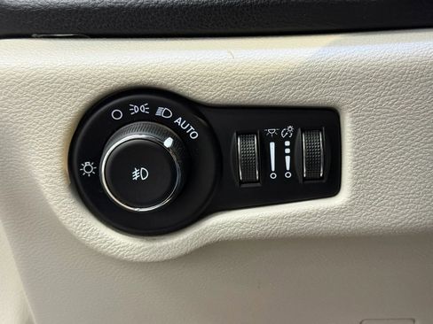 Used 2020 Chrysler Pacifica Limited FWD image 19