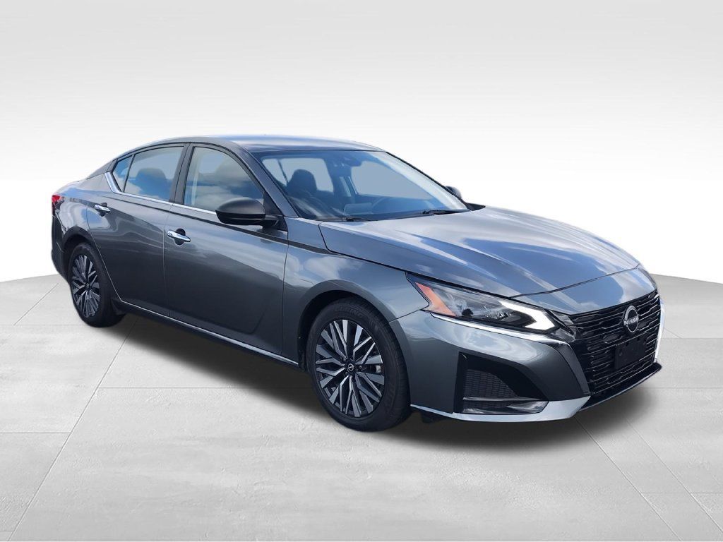 Used 2024 Nissan Altima 2.5 SV FWD image 2