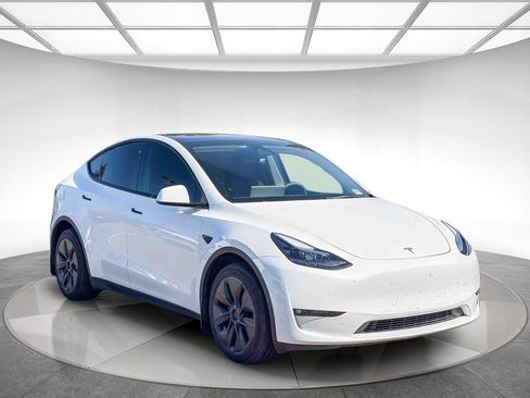 Used 2022 Tesla Model Y Long Range image 5