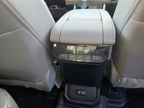 Used 2022 Toyota Highlander XLE image 7