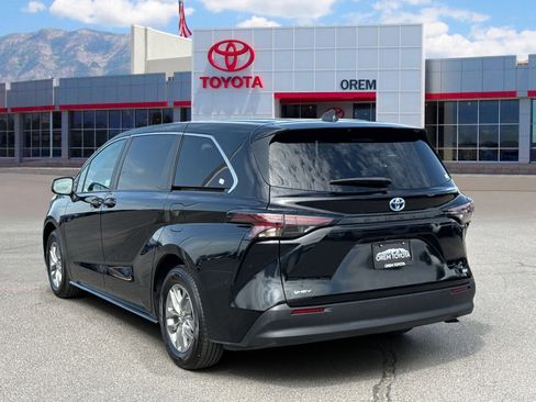 Used 2025 Toyota Sienna LE FWD image 6