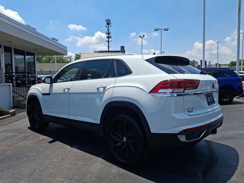 Certified 2023 Volkswagen Atlas Cross Sport SE w/ Panoramic Sunroof Package AWD/4WD image 4