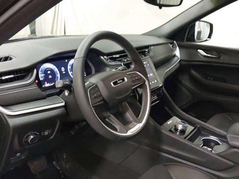 Used 2024 Jeep Grand Cherokee L Laredo AWD/4WD image 18