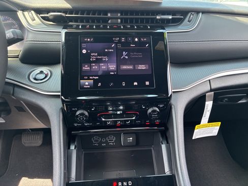 New 2025 Jeep Grand Cherokee Laredo X w/ Luxury Tech Group I image 18