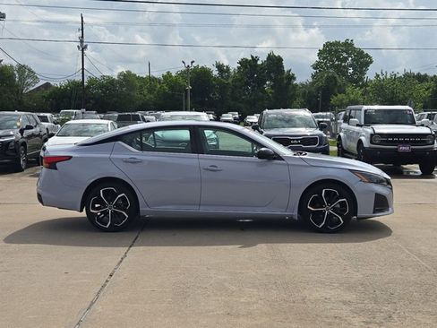 Used 2025 Nissan Altima 2.5 SR w/ SR Premium Package image 4