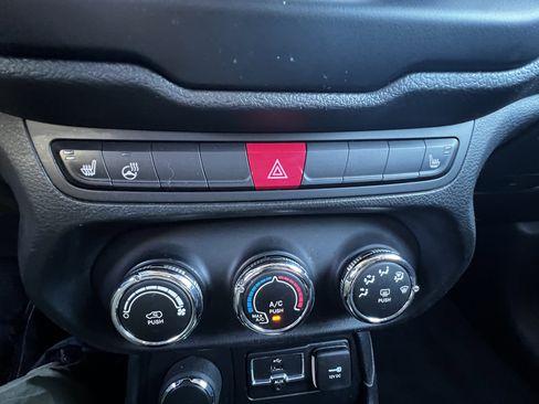 Used 2015 Jeep Renegade Latitude w/ Cold Weather Group II image 18