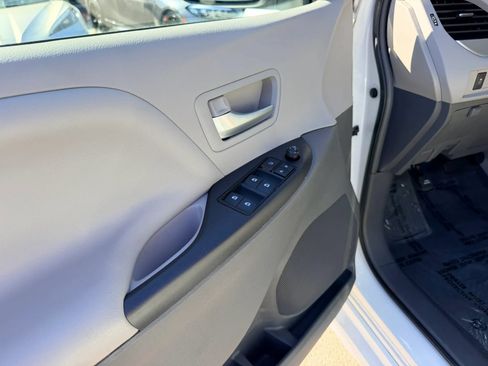 Used 2018 Toyota Sienna LE FWD image 11